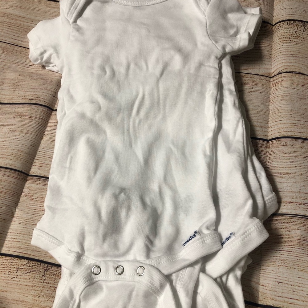 Gerber organic onesie/6-9 months -NWT!5 pc